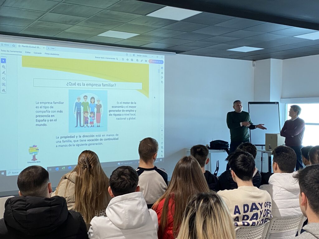 Familia-enpresa ikasgeletan. Urkide Ikastetxeko (Gasteiz) TSEAS Goi Mailako Heziketa Zikloko ikasleen bisita BH Bikes eta Fitness-era. 1 IMG 2047