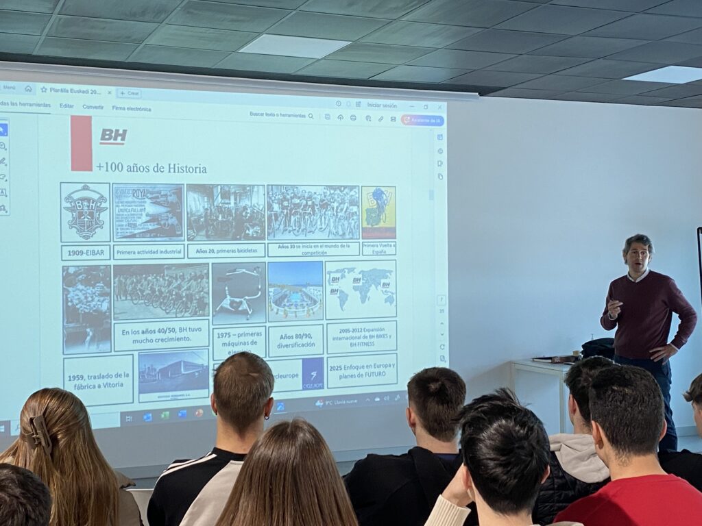 Familia-enpresa ikasgeletan. Urkide Ikastetxeko (Gasteiz) TSEAS Goi Mailako Heziketa Zikloko ikasleen bisita BH Bikes eta Fitness-era. 2 IMG 2050