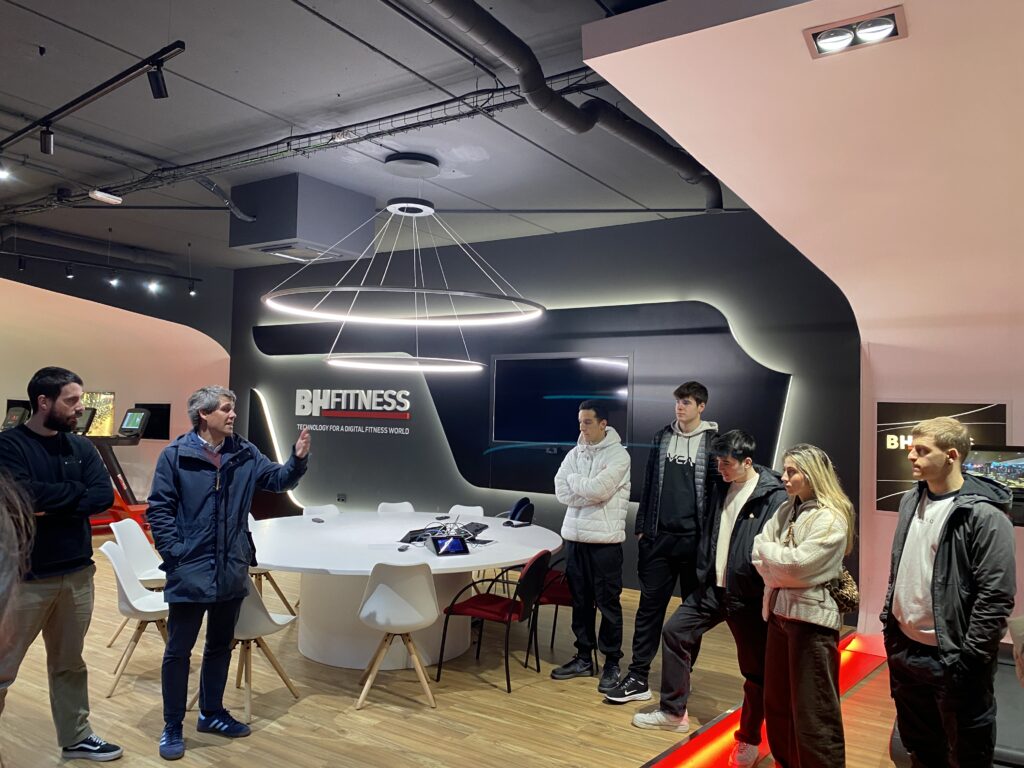 Familia-enpresa ikasgeletan. Urkide Ikastetxeko (Gasteiz) TSEAS Goi Mailako Heziketa Zikloko ikasleen bisita BH Bikes eta Fitness-era. 4 IMG 2058