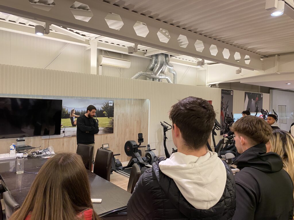 Familia-enpresa ikasgeletan. Urkide Ikastetxeko (Gasteiz) TSEAS Goi Mailako Heziketa Zikloko ikasleen bisita BH Bikes eta Fitness-era. 5 IMG 2067