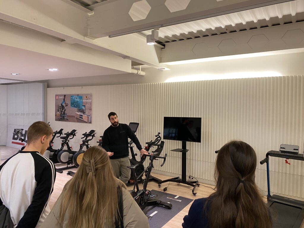 Familia-enpresa ikasgeletan. Urkide Ikastetxeko (Gasteiz) TSEAS Goi Mailako Heziketa Zikloko ikasleen bisita BH Bikes eta Fitness-era. 6 IMG 2069