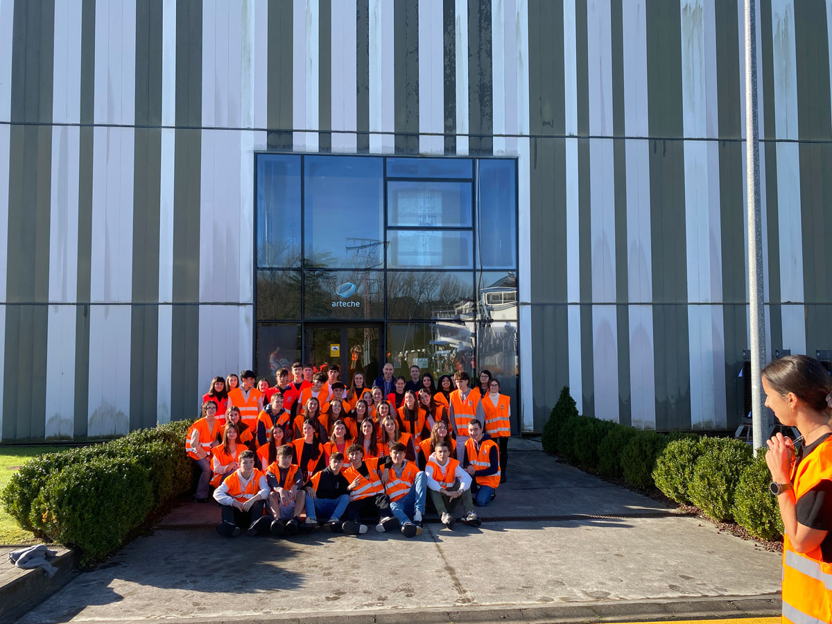 Estudiantes de Lauro Ikastola visitan Arteche para conocer de cerca la realidad de la empresa familiar en Euskadi